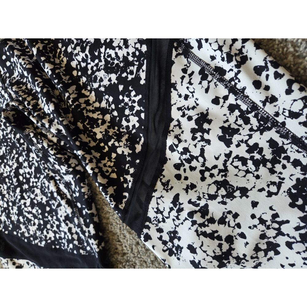 LIVI Active Lane Bryant Capri Leggings Sz 22/24 Black White Abstract Mesh - Picture 4 of 7